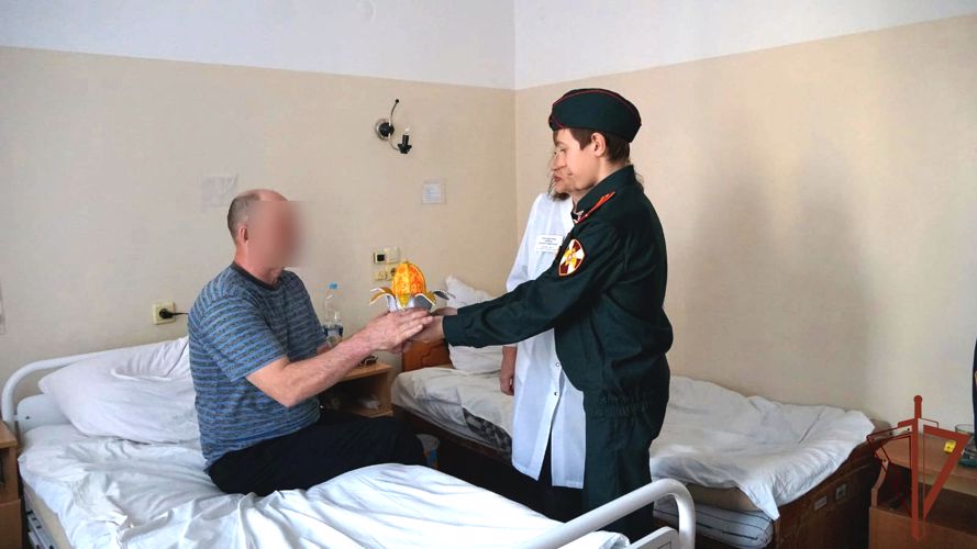 В Ульяновске росгвардейцы и кадеты поздравили ветеранов со Светлой Пасхой