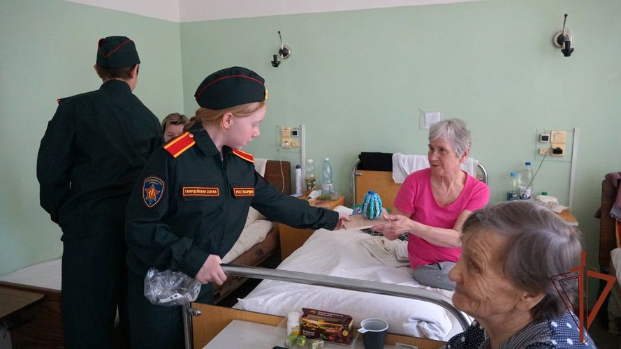 В Ульяновске росгвардейцы и кадеты поздравили ветеранов со Светлой Пасхой