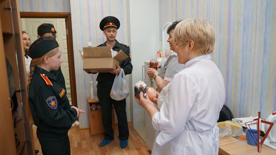 В Ульяновске росгвардейцы и кадеты поздравили ветеранов со Светлой Пасхой