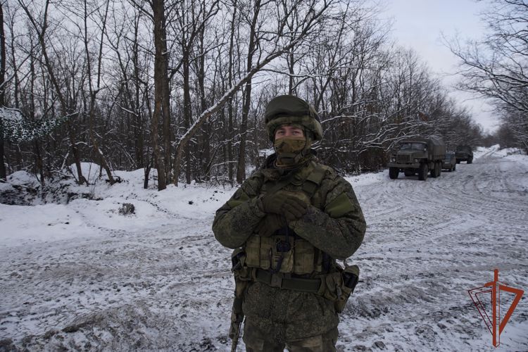 Росгвардейцы помогли попавшим в сложную дорожную ситуацию автомобилистам ЛНР