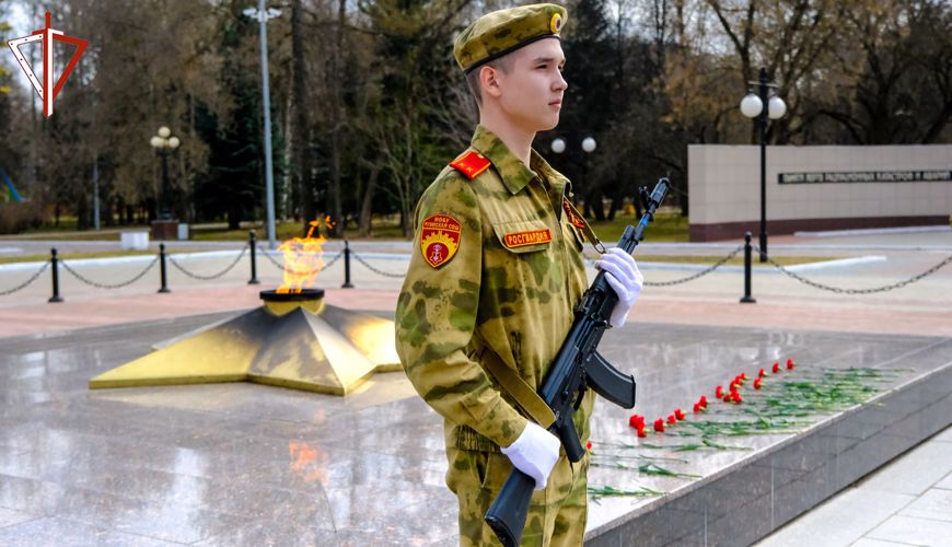 На «Вахту памяти» в Йошкар-Оле заступили учащиеся подшефного класса Росгвардии  