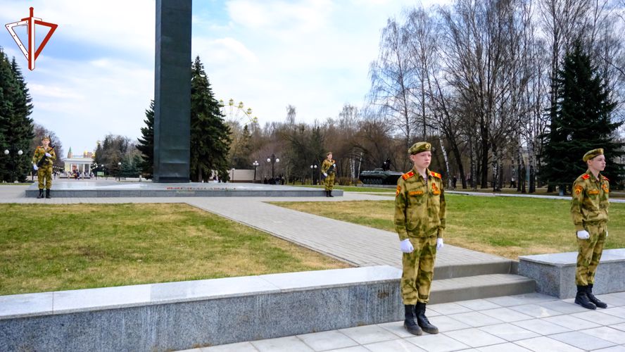 На «Вахту памяти» в Йошкар-Оле заступили учащиеся подшефного класса Росгвардии  