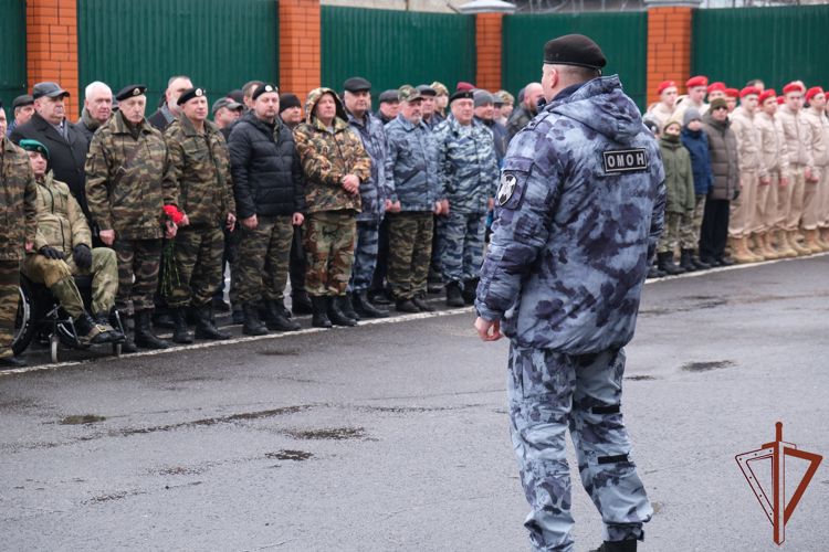 Заместитель командующего Центральным округом Росгвардии поздравил Курский ОМОН «Финист» с 30-летием образования отряда