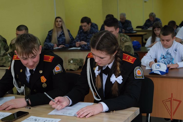 Около 4 тысяч росгвардейцев Центрального округа приняли участие в акции «Диктант Победы»