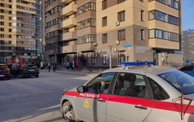 Росгвардейцы эвакуировали 20 человек из горящей многоэтажки в Тюмени