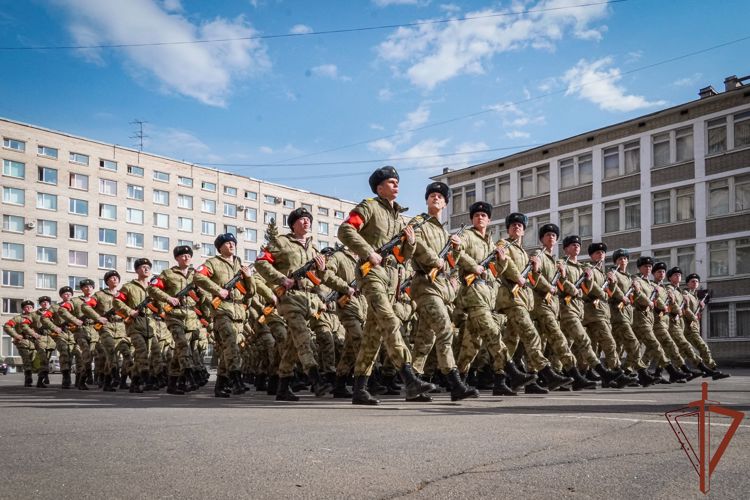 Курсанты Санкт-Петербургского военного института Росгвардии приступили к тренировкам Парада Победы (видео)