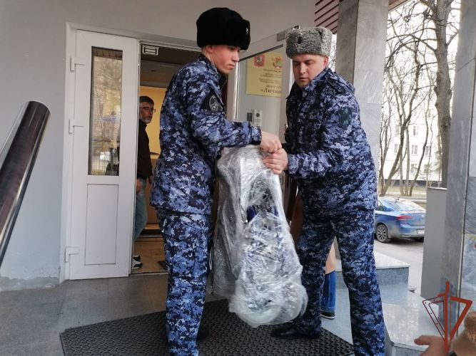 Сотрудники Росгвардии в Москве приняли участие в отправке гуманитарной помощи 