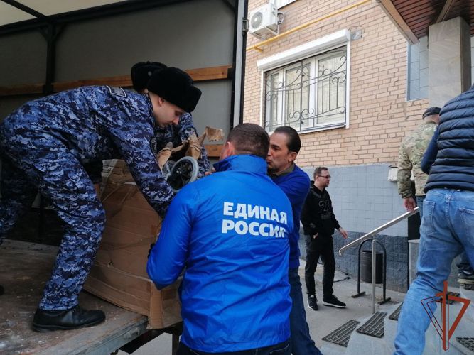 Сотрудники Росгвардии в Москве приняли участие в отправке гуманитарной помощи 