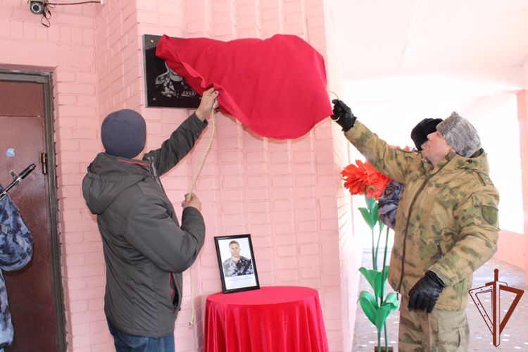 В Забайкальском крае открыли мемориальную доску в память о сотруднике спецподразделения Росгвардии Бурятии