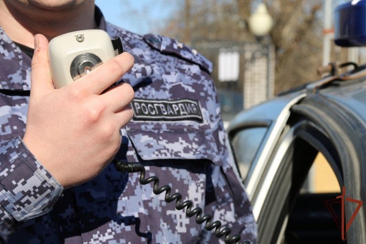 Наряд Росгвардии в Ленобласти эвакуировал жильцов дома на пожаре