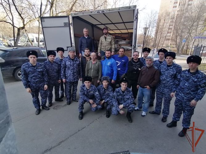 Сотрудники Росгвардии в Москве приняли участие в отправке гуманитарной помощи 
