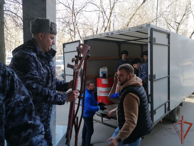 Сотрудники Росгвардии в Москве приняли участие в отправке гуманитарной помощи