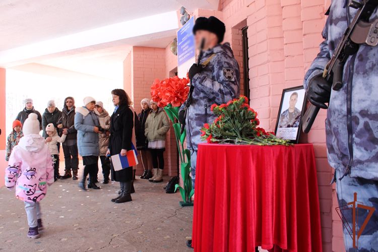 В Забайкальском крае открыли мемориальную доску в память о сотруднике спецподразделения Росгвардии Бурятии