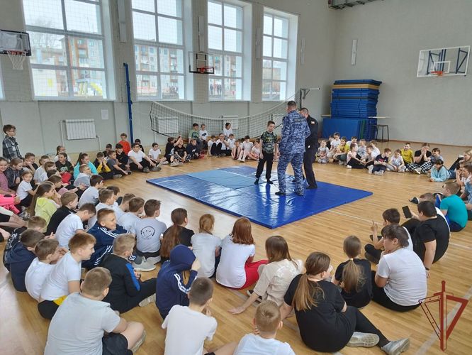 Профориентационные и патриотические мероприятия провели росгвардейцы в образовательных учреждениях Сибири