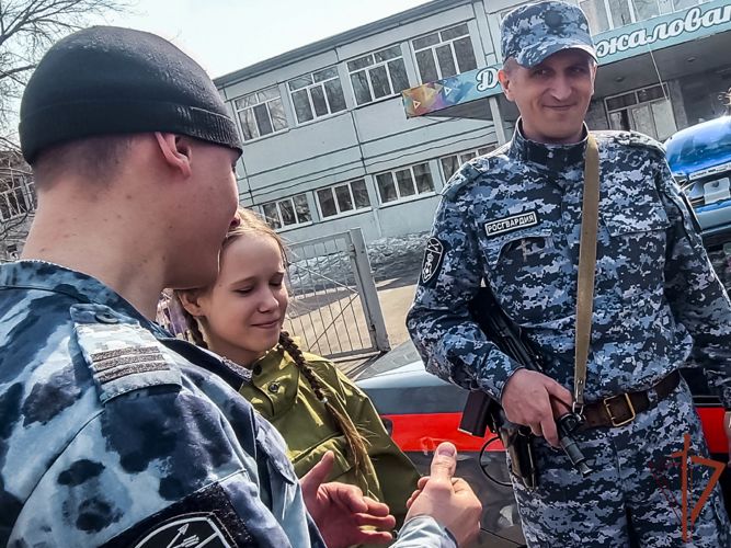 Профориентационные и патриотические мероприятия провели росгвардейцы со школьниками в Сибири