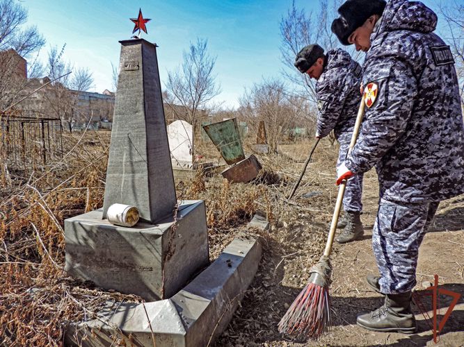 Места захоронений участников Великой Отечественной войны облагородили росгвардейцы в Хакасии