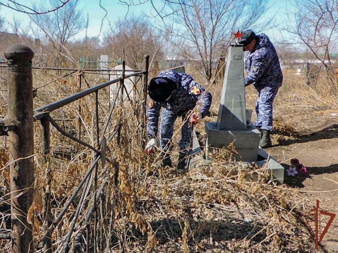 Места захоронений участников Великой Отечественной войны облагородили росгвардейцы в Хакасии
