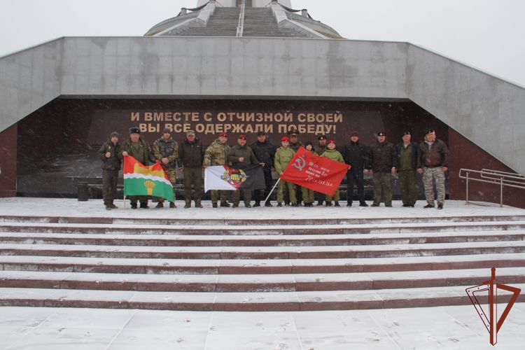 В городах Сибири при участии Росгвардии прошли встречи в рамках автопробега «Дорога к Победе» 