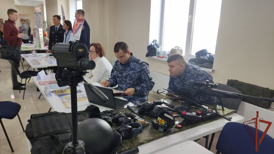  На Всероссийской ярмарке трудоустройства в Сибири росгвардейцы рассказали о службе в войсках правопорядка