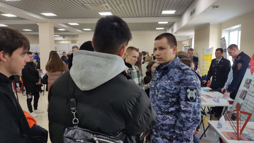  На Всероссийской ярмарке трудоустройства в Сибири росгвардейцы рассказали о службе в войсках правопорядка