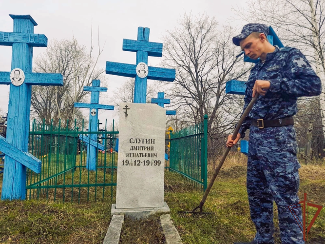 Места захоронения участников Великой Отечественной войны привели в порядок росгвардейцы в Пензенской области 