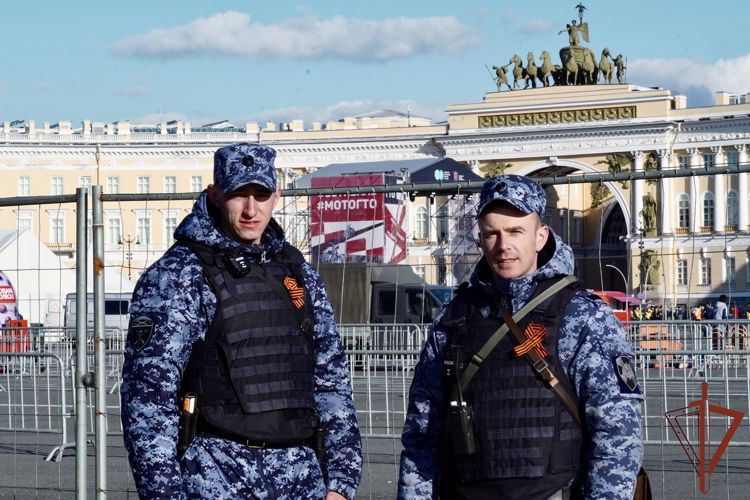 Росгвардейцы обеспечили безопасность на массовых мероприятиях в Санкт-Петербурге