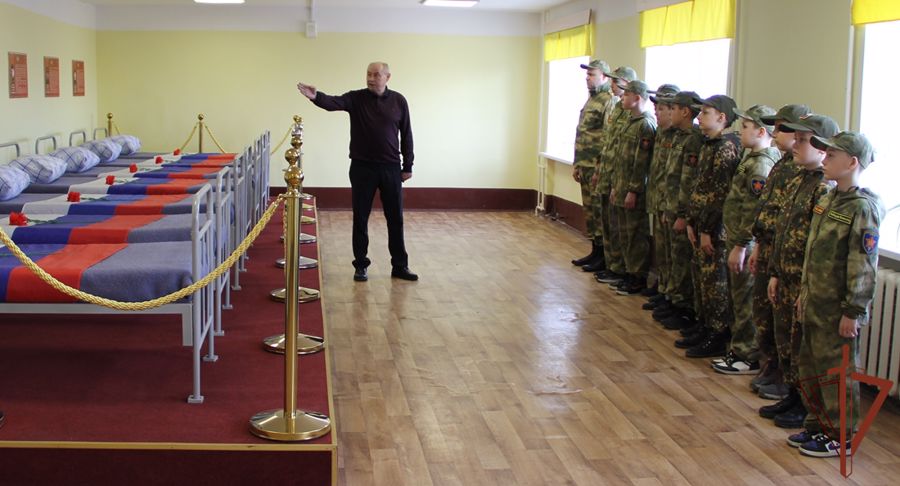 В кинологическом центре Уральского округа Росгвардии побывали курсанты «Гвардейской смены»  