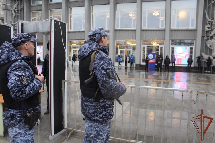 В Саратове росгвардейцы приняли участие в торжественной передаче флага Дельфийских игр Республике Мордовия