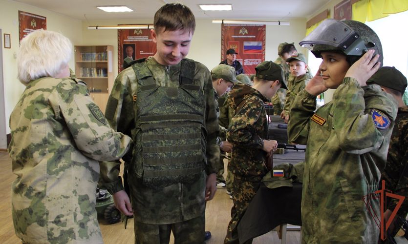 В кинологическом центре Уральского округа Росгвардии побывали курсанты «Гвардейской смены»  