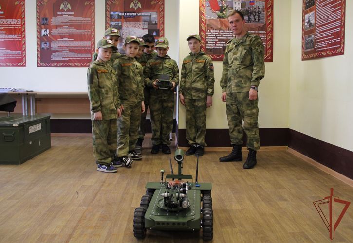 В кинологическом центре Уральского округа Росгвардии побывали курсанты «Гвардейской смены»  