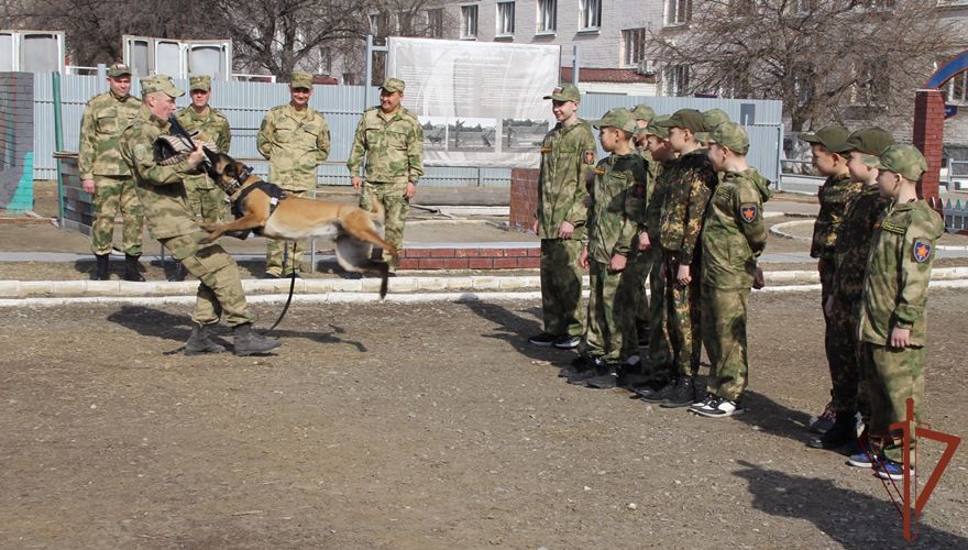 В кинологическом центре Уральского округа Росгвардии побывали курсанты «Гвардейской смены»  