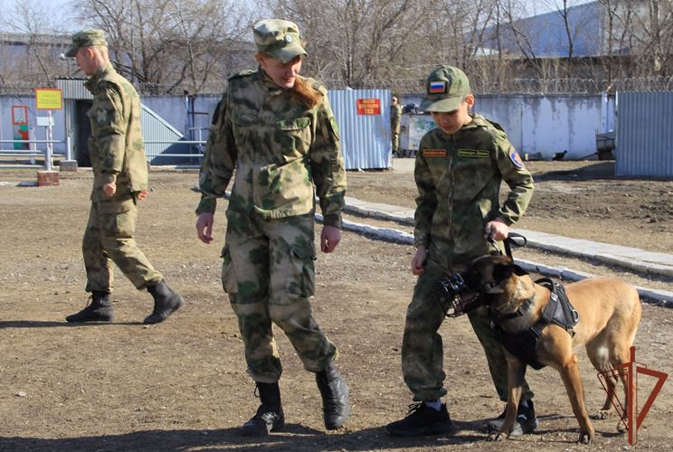 В кинологическом центре Уральского округа Росгвардии побывали курсанты «Гвардейской смены»  