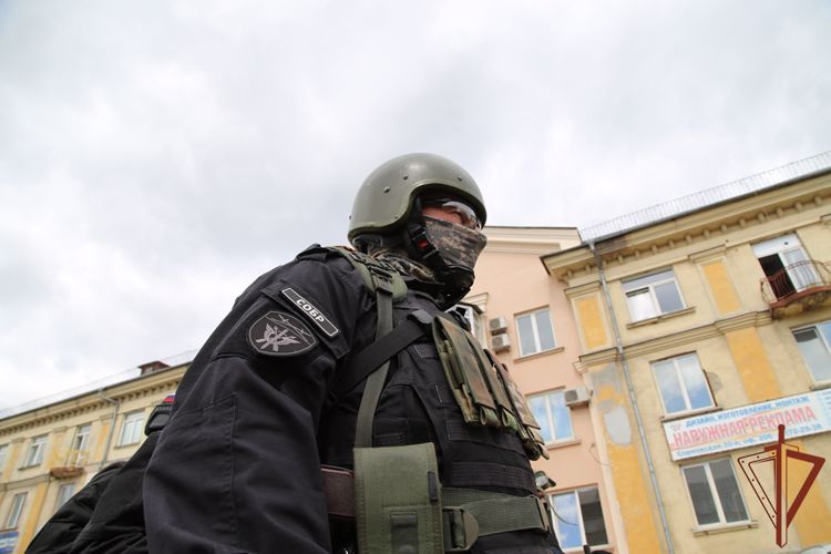 При содействии СОБР Росгвардии в Челябинске задержаны подозреваемые в поджоге иномарки