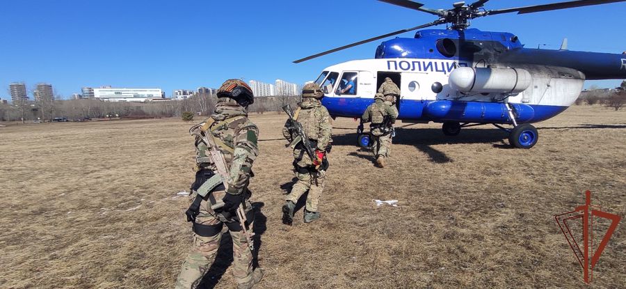 В Красноярском крае сотрудники ОМОН продолжают оттачивать мастерство беспарашютного десантирования