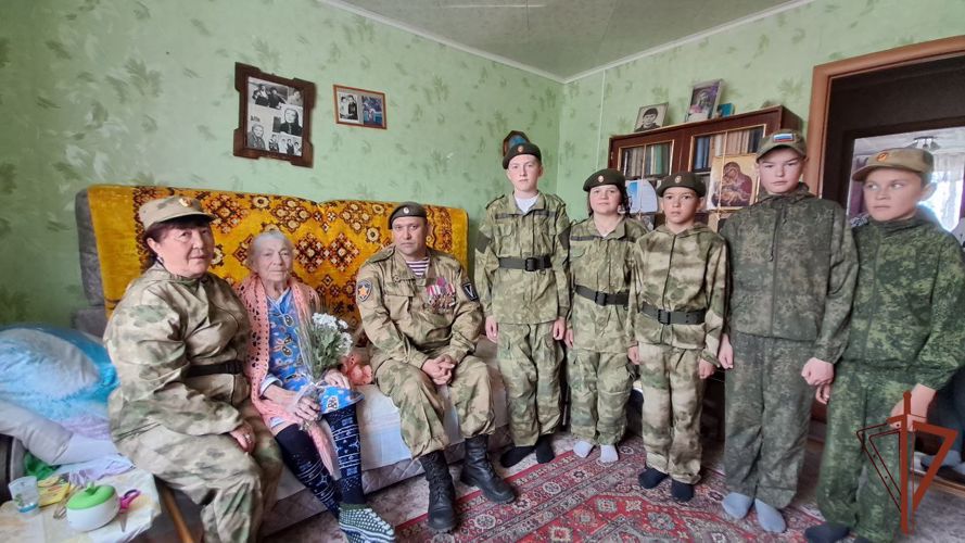 Саратовские кадеты Росгвардии помогли по хозяйству ветерану Великой Отечественной войны