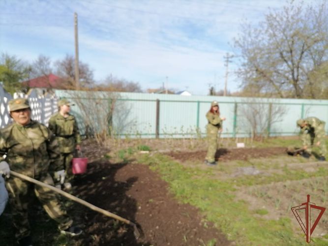 Саратовские кадеты Росгвардии помогли по хозяйству ветерану Великой Отечественной войны