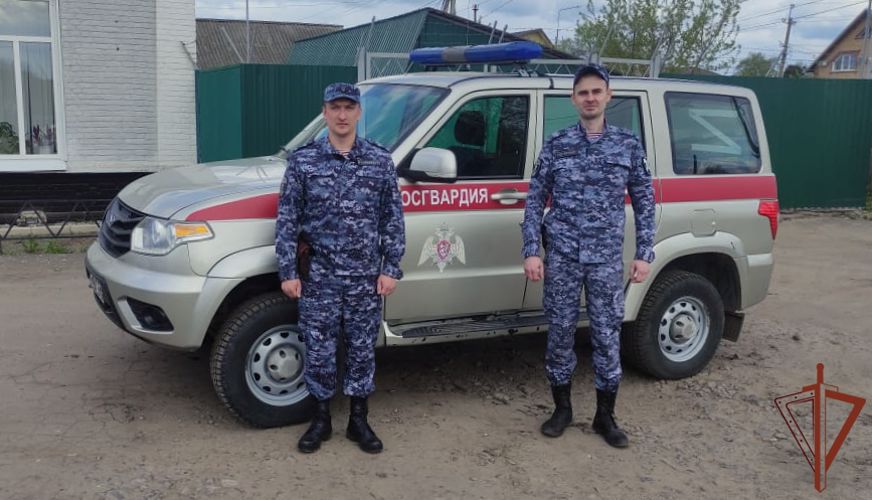 В Тамбовской области росгвардейцы эвакуировали пенсионерку из дома, возле которого начался пожар  