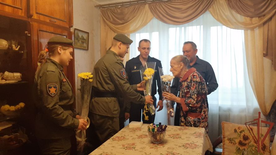 Ветерана Великой Отечественной войны и труженицу тыла навестили росгвардейцы в Саратове 