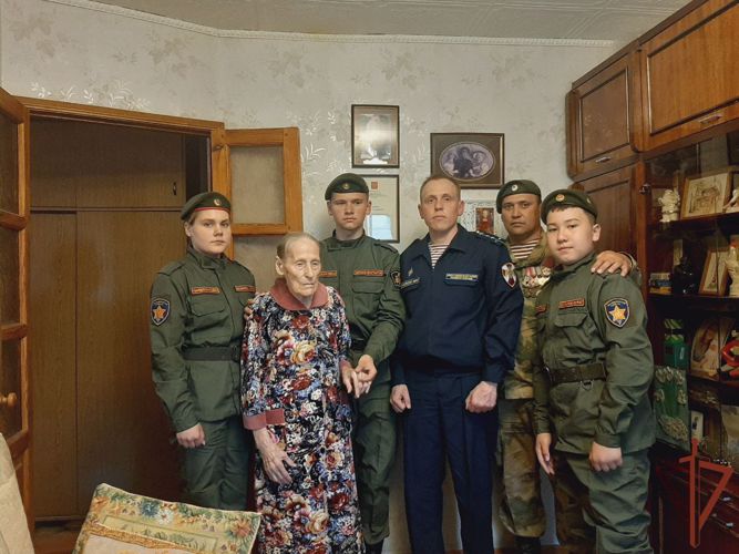 Ветерана Великой Отечественной войны и труженицу тыла навестили росгвардейцы в Саратове