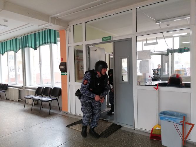 Росгвардия провела межведомственные учения на объекте образования в Красноярске