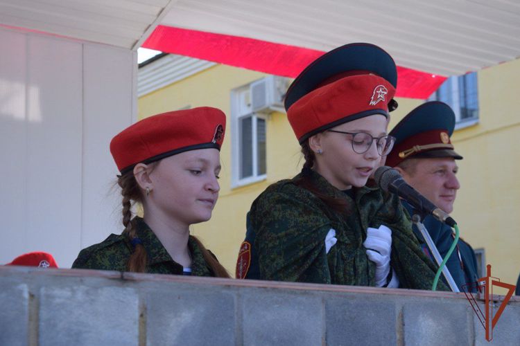 Помощник благочинного Саровского округа совершил чин освящения воинских знамен дивизии Росгвардии