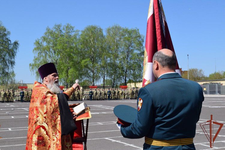 Помощник благочинного Саровского округа совершил чин освящения воинских знамен дивизии Росгвардии