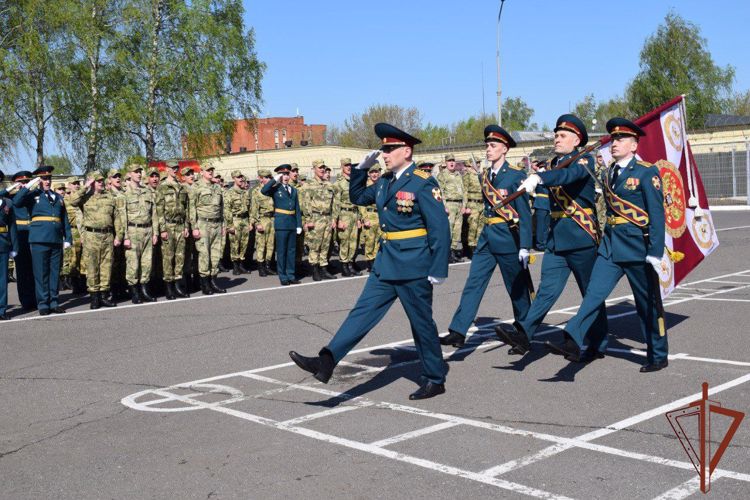 Помощник благочинного Саровского округа совершил чин освящения воинских знамен дивизии Росгвардии