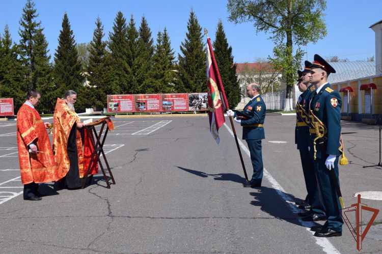Помощник благочинного Саровского округа совершил чин освящения воинских знамен дивизии Росгвардии