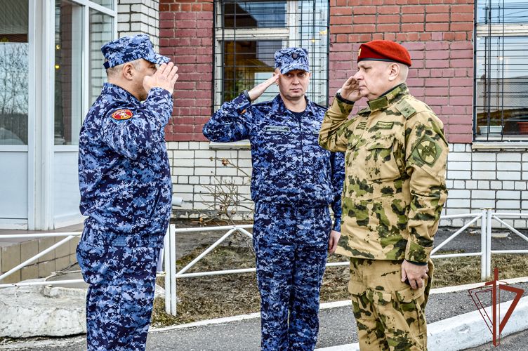 Командующий СЗО Росгвардии поздравил военнослужащих подразделений по охране ВГО и специальных грузов