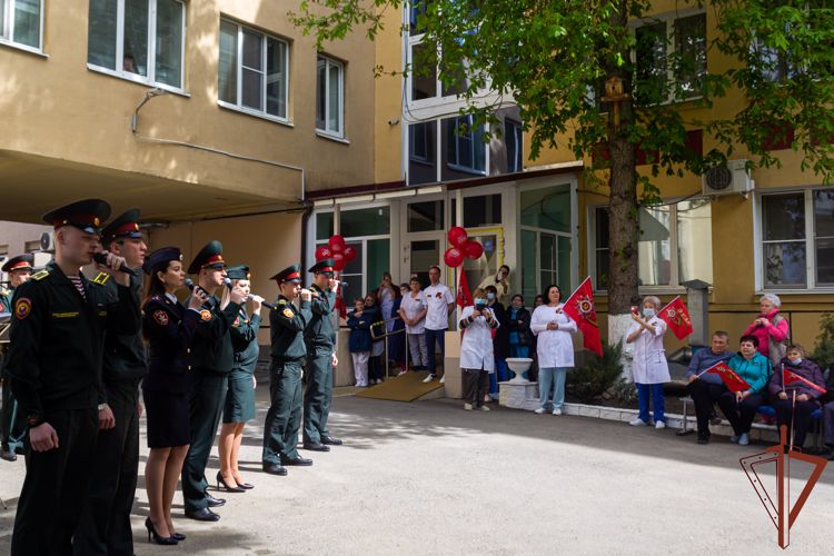 В Саратове росгвардейцы провели концерт для находящихся на лечении в областном госпитале ветеранов (видео)