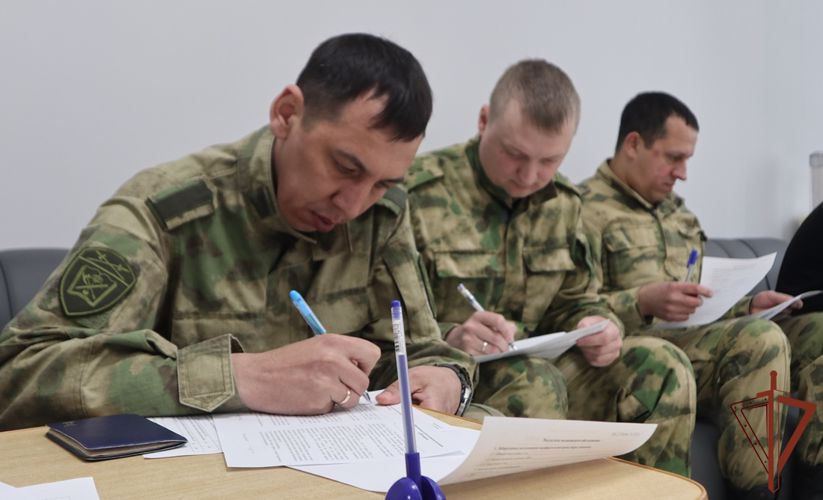 Кинологи Росгвардии в Тюмени пополнили банк крови и поздравили медиков с Национальным днём донора