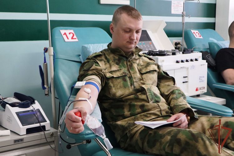Кинологи Росгвардии в Тюмени пополнили банк крови и поздравили медиков с Национальным днём донора