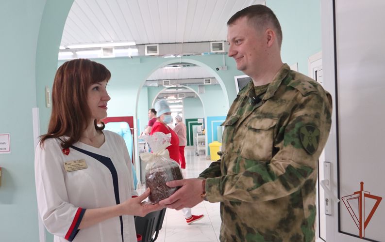 Кинологи Росгвардии в Тюмени пополнили банк крови и поздравили медиков с Национальным днём донора