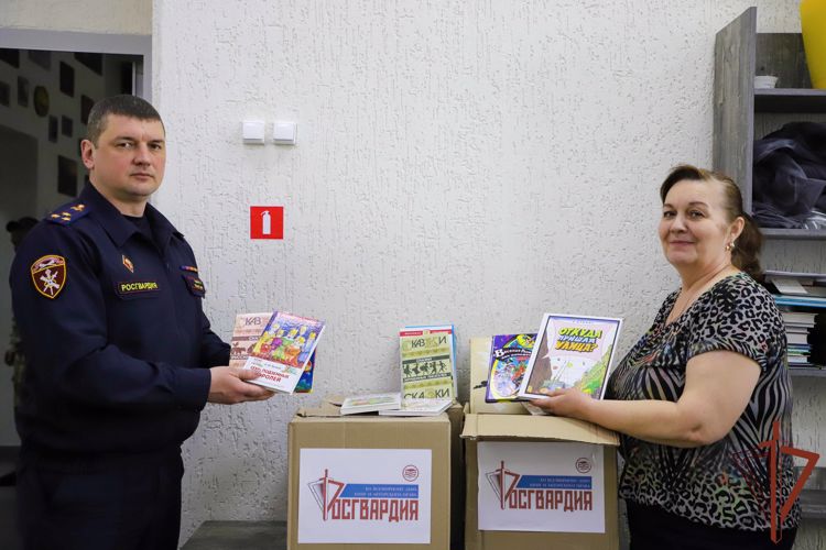 Несколько сотен книг в библиотеки Рязанской области передали сотрудники Росгвардии  
